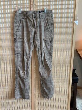 Kuhl women’s hiking Cargo Pants in Taupe Brown 6R fits like a 4